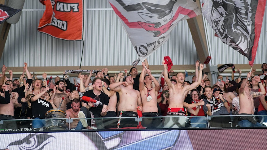 Die Fans der Kölner Haie feiern den Sieg in Mannheim beim DEL-Spiel.