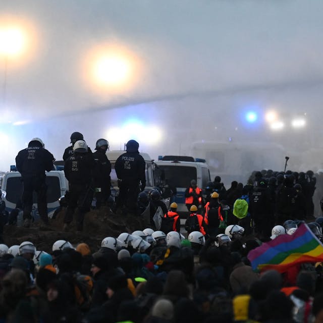 Proteste für den Erhalt Lützeraths: Eine Polizeikette schirmt am Samstag die Großdemonstration ab, die Polizei setzte Wasserwerfer, Pfefferspray und Schlagstöcke ein.