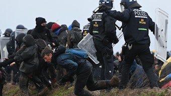 Aktivistinnen und Aktivisten durchbrechen am Samstag die Reihen der Polizei nahe der Ortschaft Lützerath.