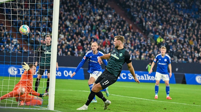 Niclas Füllkrug trifft für Bremen zum 1:0 gegen den FC Schalke.