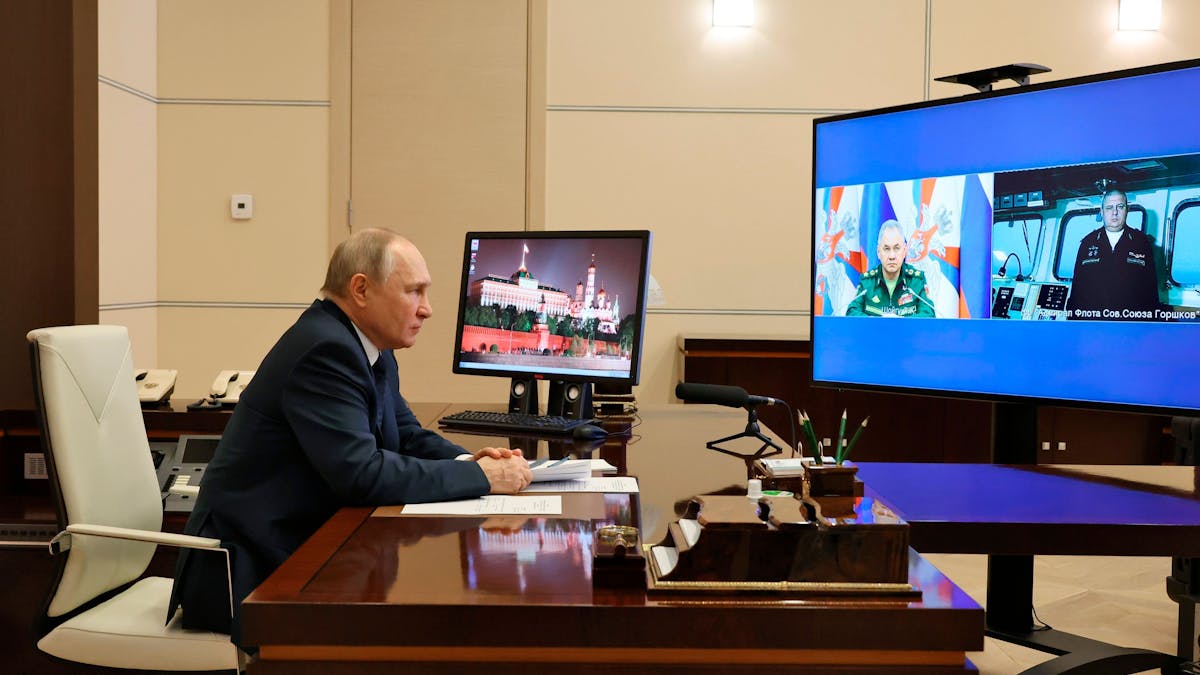 Russlands Präsident Wladimir Putin spricht am 4. Januar in einer Videokonferenz mit Verteidigungsminister Sergej Schoigu: Ein russischer Militärexperte zerlegte Putins Strategie im Staatsfernsehen.