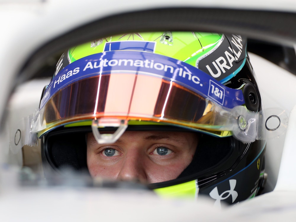 Mick Schumacher sitzt in einem Formel1-Boliden.