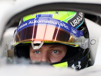 Mick Schumacher sitzt in einem Formel1-Boliden.