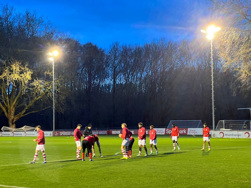Die Spieler des 1. FC Köln trainieren auf dem Platz.