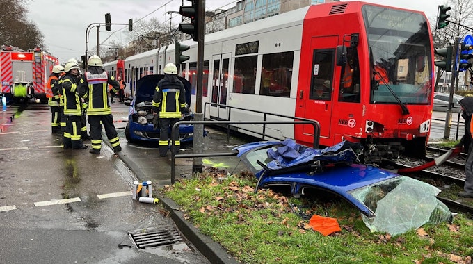Eine KVB-Bahn ist am Samstagnachmittag (14. Januar) mit einem VW Polo auf der Aachener Straße in Köln kollidiert. Zwei Personen wurden verletzt. Die Feuerwehr schnitt das Autodach ab, um die Person zu befreien.