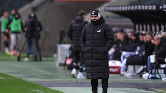 Nicht zufrieden mit seiner Fohlen-Elf! Gladbach-Trainer Daniel Farke hat am Samstag (14. Januar 2023) im Borussia-Park eine 0:1-Niederlage seines Teams gegen Zweitligist FC St. Pauli gesehen. Farke steht an der Seitenlinie und schaut sich das Spielgeschehen an.