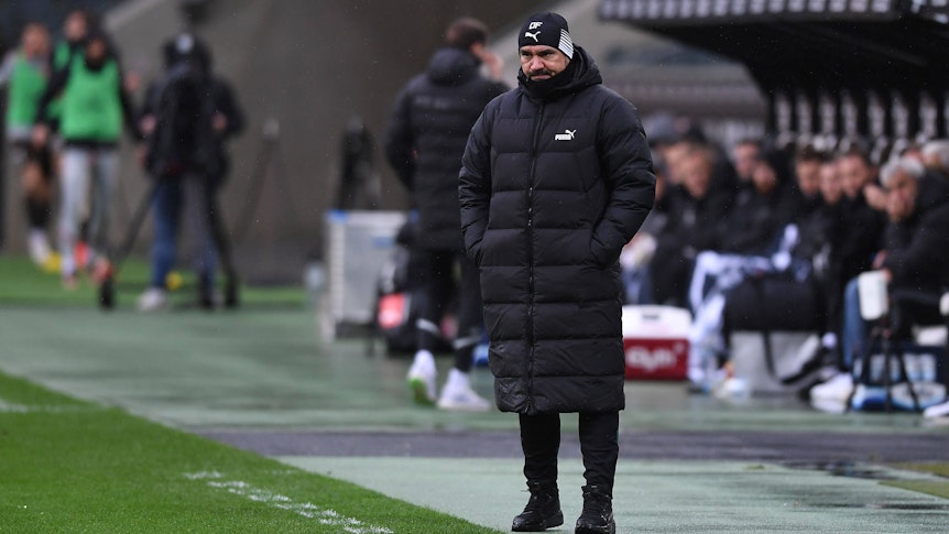 Nicht zufrieden mit seiner Fohlen-Elf! Gladbach-Trainer Daniel Farke hat am Samstag (14. Januar 2023) im Borussia-Park eine 0:1-Niederlage seines Teams gegen Zweitligist FC St. Pauli gesehen. Farke steht an der Seitenlinie und schaut sich das Spielgeschehen an.