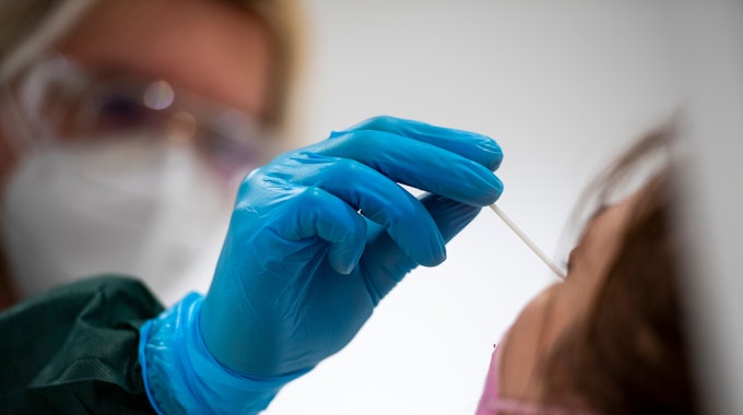 Eine Frau wird in einem Testzentrum auf das Coronavirus getestet.