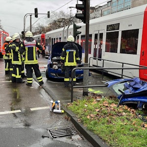 Rettungskräfte der Feuerwehr bei einem Autounfall mit einer KVB-Bahn