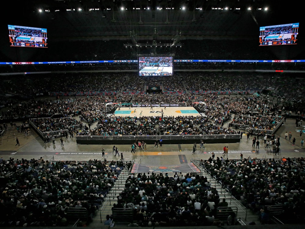 68.323 Zuschauerinnen und Zuschauer verfolgen das NBA-Spiel zwischen den San Antonio Spurs und den Golden State Warriors im Aladome in San Antonio.