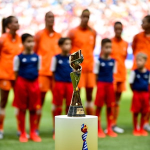 Der Frauen-WM-Pokal auf einem Sockel.
