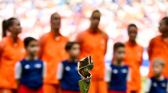 Der Frauen-WM-Pokal auf einem Sockel.