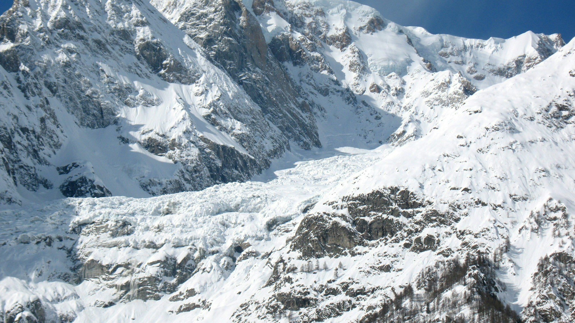 Am Mont Blanc ist eine Britin von einer Lawine erfasst worden. (Symbolbild)