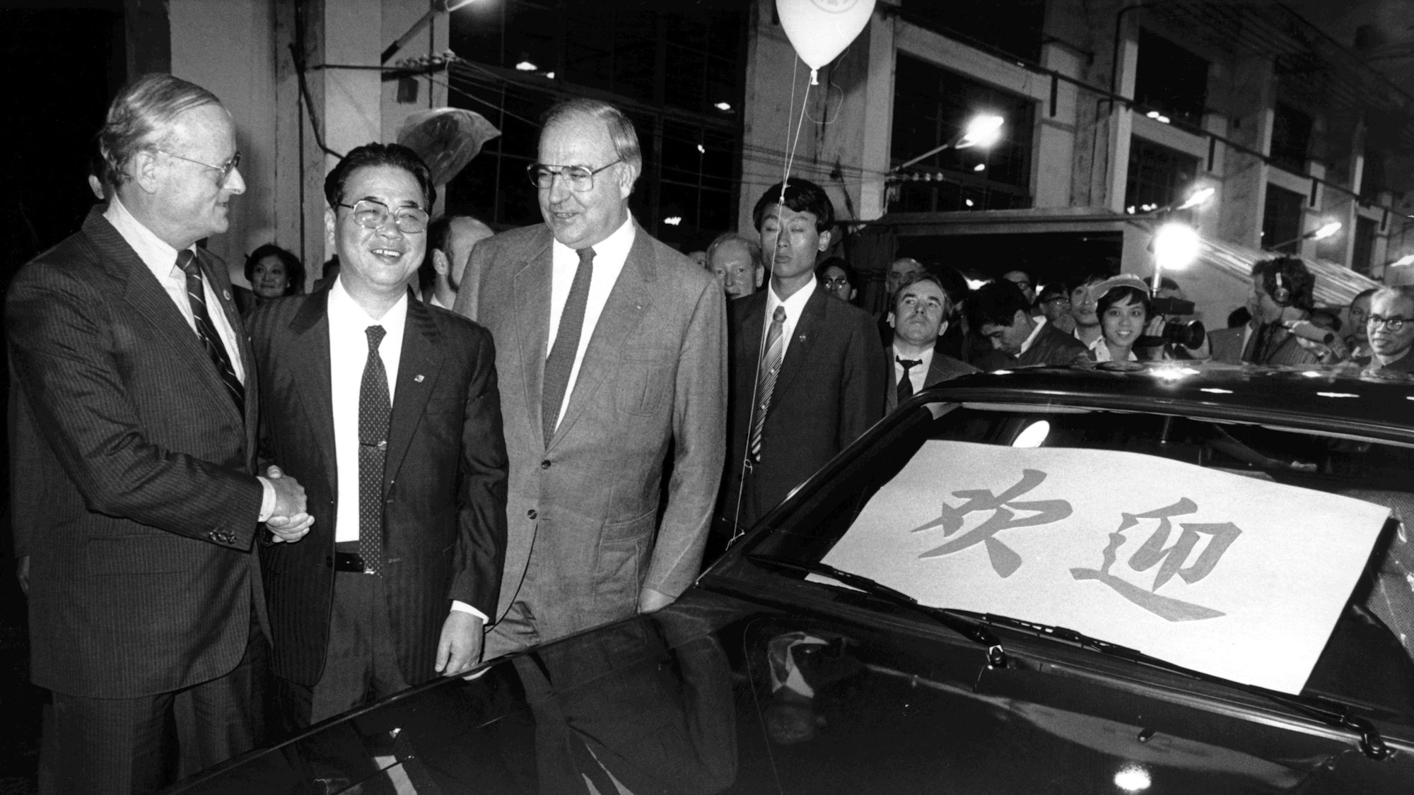 Oktober 1984: Der damalige Bundeskanzler Helmut Kohl (3.v.l.) besucht An Ting in China mit dem damalige VW-Chef Carl Hahn (l).