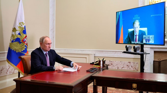 Der russische Präsident Wladimir Putin bei einer Videokonferenz am 28. Dezember 2022 mit Handelsminister Denis Manturow. Damals ging es um die Eröffnung eines Titan-Polymer-Werks in St. Petersburg.