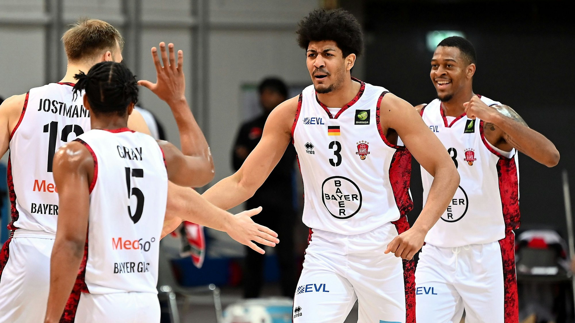 04.01.2023,Basketball-Bayer Giants-Giessen

mitte: Gabriel de Oliveira (Bayer)
rechts: Nick Hornsby (Bayer)

Foto: Uli Herhaus