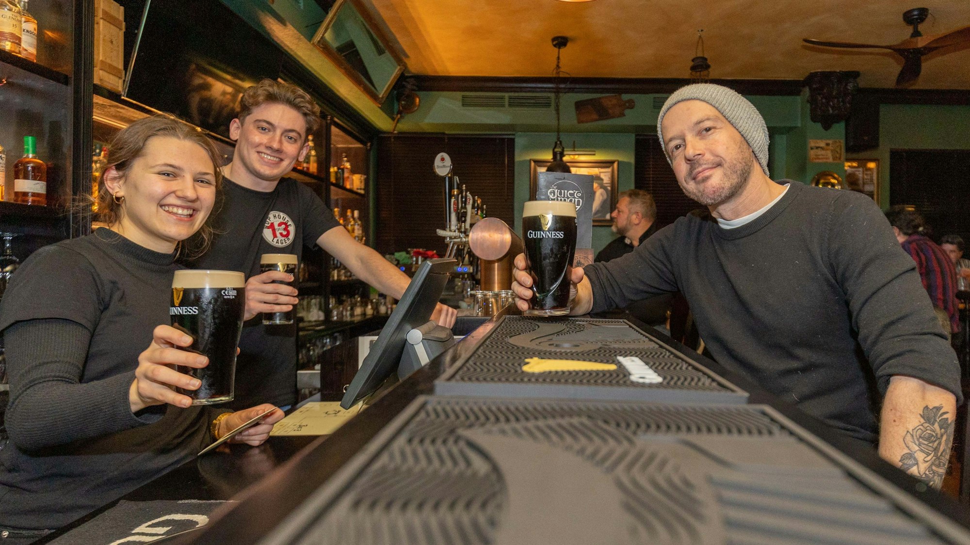 Das Team im Irish Pub Quiet Man in der Bonner Nordstadt prosten in die Kamera.