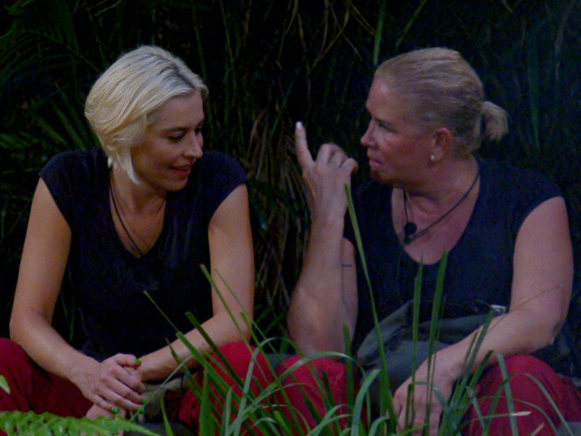 Verena Kerth (l.) und Claudia Effenberg unterhalten sich im Dschungelcamp 2023.