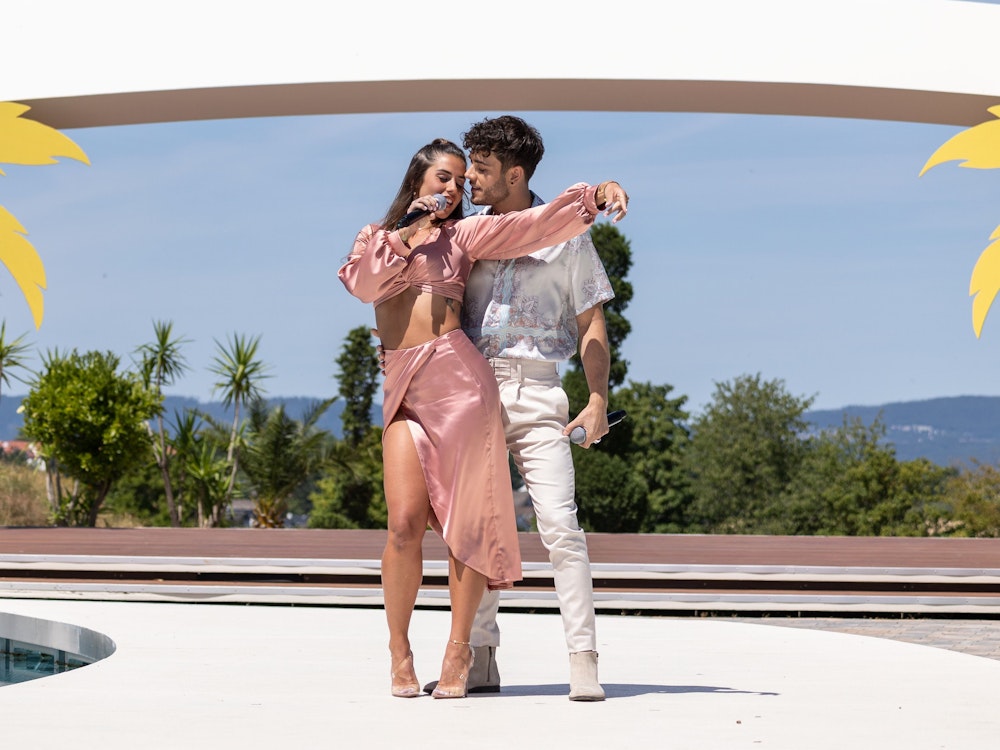 Sarah Engels und Luca Hänni tanzen bei einem gemeinsamen Auftritt im ZDF-„Fernsehgarten“ am 17. Juli 2022
