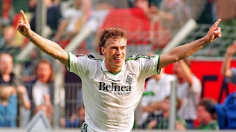 Tor für die Borussia! Stürmer Toni Polster bejubelt am 26. September 1998 im Gladbach-Trikot einen Treffer. Polster breitet die Arme aus und lächelt derweil.
