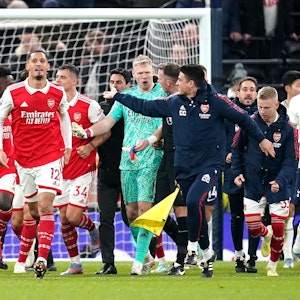 Aaron Ramsdale und die Spieler des FC Arsenal stehen in einer Traube zusammen.