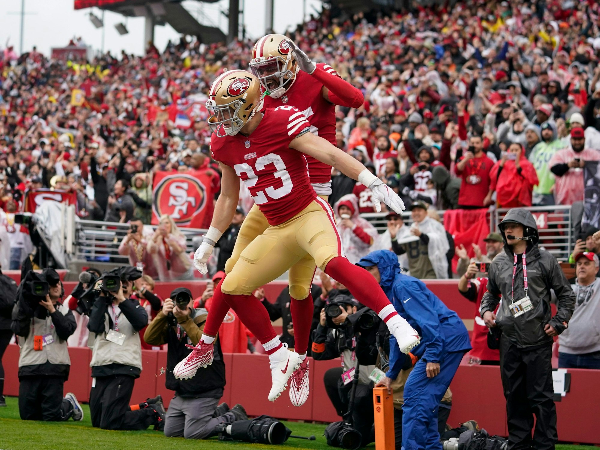 Christian McCaffrey (23), Runningback der San Francisco 49ers, und sein Teamkollege Jauan Jennings bejubeln einen Touchdown im NFL-Playoff-Spiel gegen die Seattle Seahawks am 14. Januar 2023.
