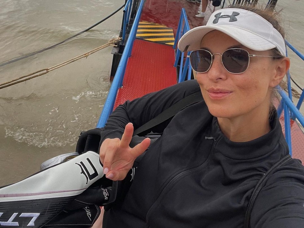 Sport-Moderatorin Laura Wontorra trägt eine Golftasche in Thailand.
