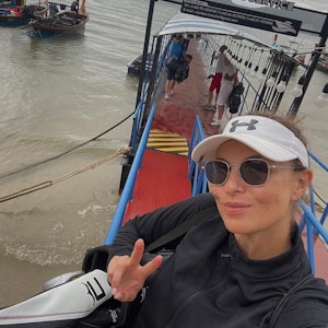 Sport-Moderatorin Laura Wontorra trägt eine Golftasche in Thailand.