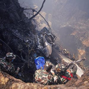 Pokhara, Nepal: Rettungskräfte stehen an der Unfallstelle am Sonntag (15. Januar). Ein Flugzeug aus der Hauptstadt Kathmandu mit 72 Insassen ist am Himalaya-Gebirge abgestürzt.