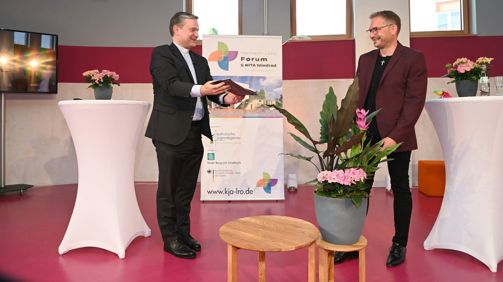 Generalvikar Msgr Dr. Markus Hofmann (l.) übergibt ein Einweihungsgeschenk an Thomas Droege (r.)


