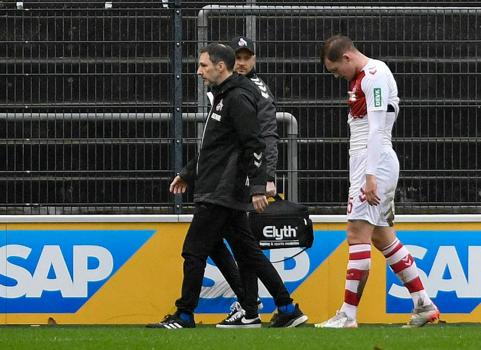 Luca Kilian, Verteidiger des 1. FC Köln, hat sich im Testspiel gegen Lommel SK (5:0) schwerer verletzt. FC-Teamarzt Dr. Paul Klein begleitet den Abwehrspieler.