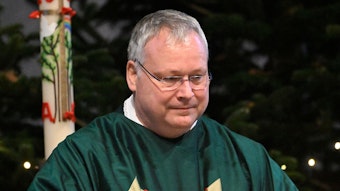 Pfarrer Winfried Kissel steht in St. Johann Baptist.