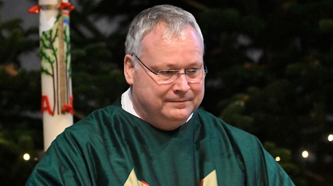 Pfarrer Winfried Kissel steht in St. Johann Baptist.