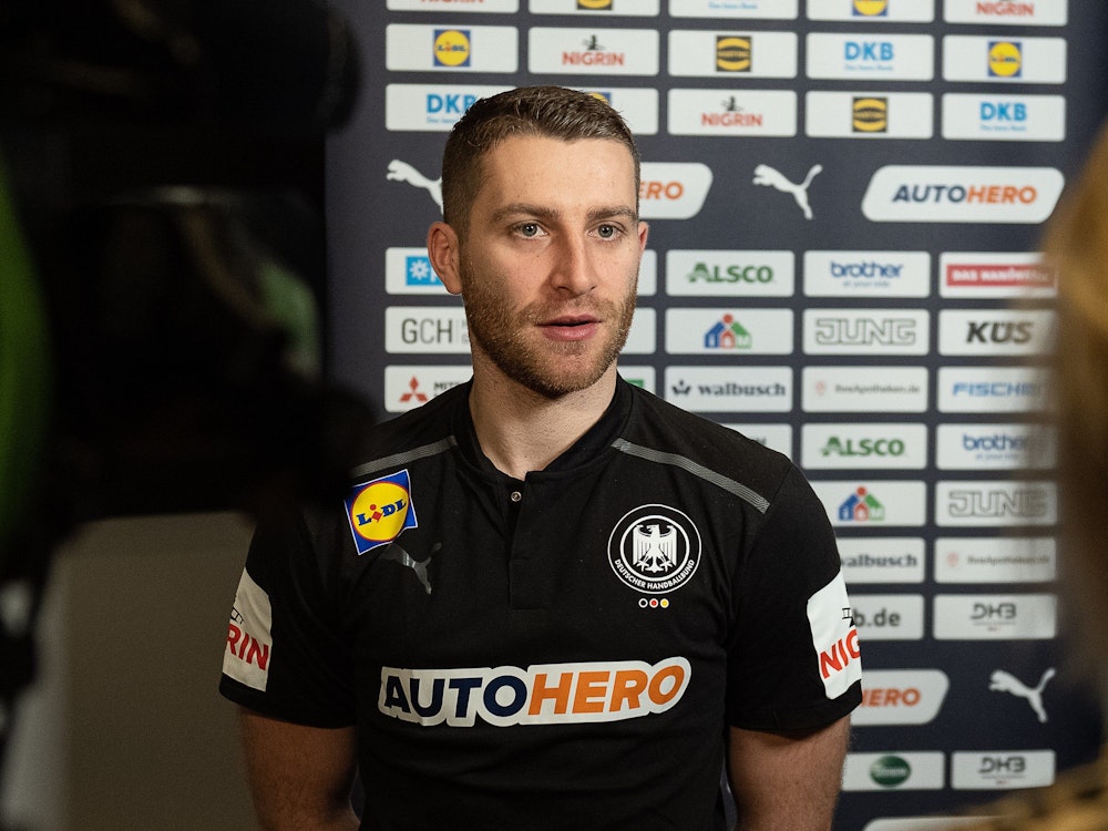 Nationalspieler Lukas Mertens spricht bei einem Interview.