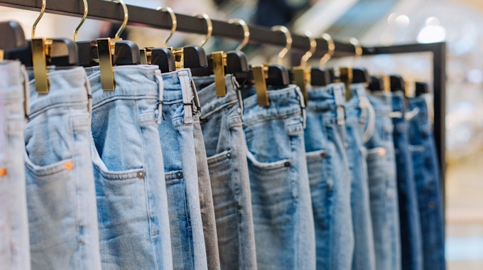 Stilvolle Jeanshosen in einem Bekleidungsgeschäft auf einem Kleiderständer.