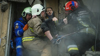 Laut der Politikwissenschaftlerin Maria Avdeeva zeigt das Foto die Rettung von Kateryna Zelenskaya aus den Trümmern in Dnipro.