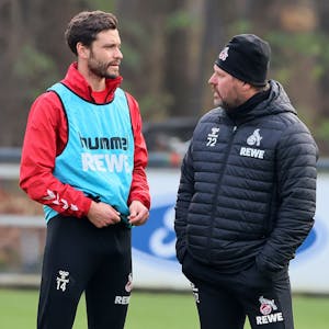 Jonas Hector Hector, Kapitän des 1. FC Köln, unterhält sich mit seinem Trainer Steffen Baumgart während des Trainings am Geißbockheim.&nbsp;