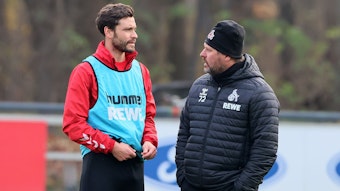 Jonas Hector Hector, Kapitän des 1. FC Köln, unterhält sich mit seinem Trainer Steffen Baumgart während des Trainings am Geißbockheim.
