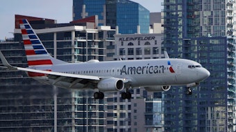 Ein Flugzeug vom Typ Boeing 737 der Fluglinie American Airlines beim Landeanflug. (Symbolbild)