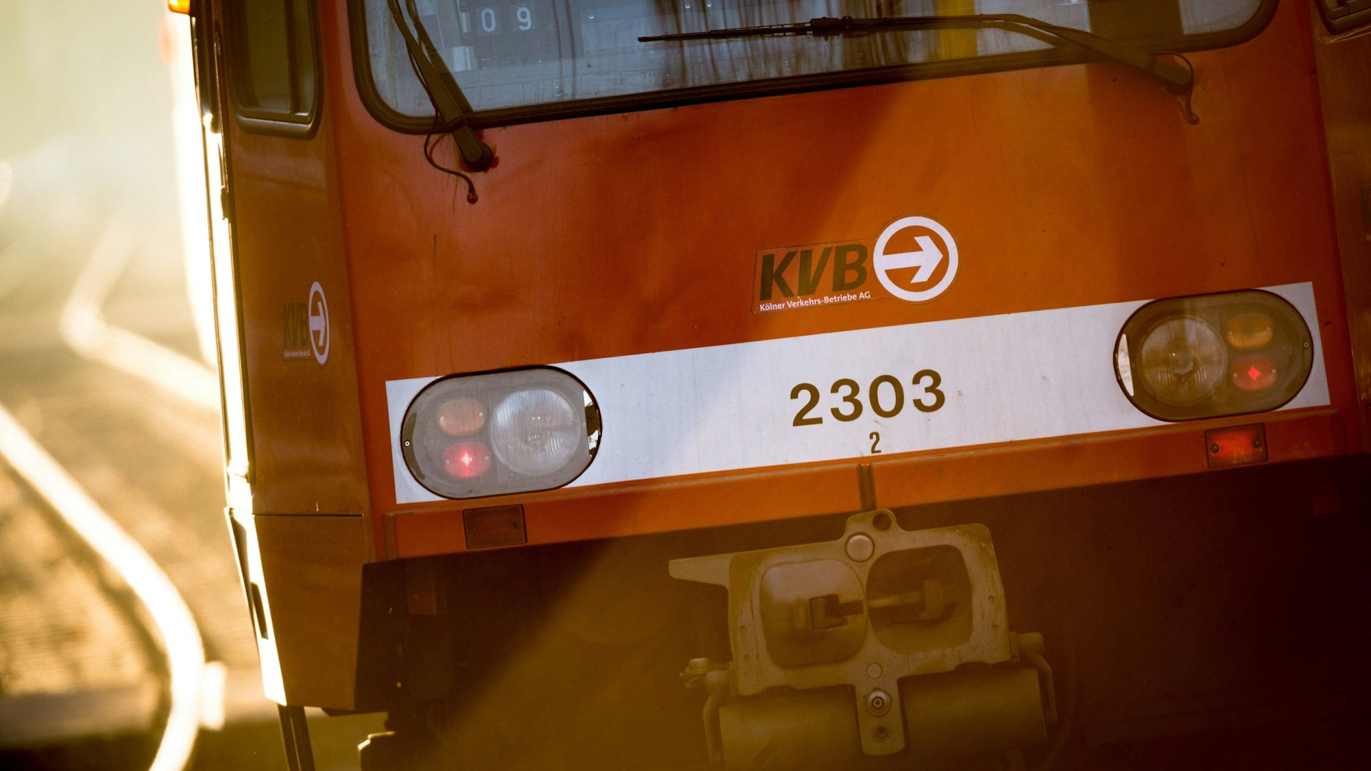 Eine Stadtbahn der  Kölner Verkehrsbetriebe mit einem Stadtbahnwagen Typ B, der Serie 2300, ist am Mittwochmorgen (18.01.2017) auf dem Sülzgürtel in Köln auf den Gleisen unterwegs. (Archivfoto)