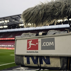 Eine TV-Kamera steht vor einem Spiel im Rhein-Energie-Stadion.