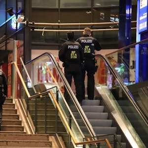 Bundespolizisten sind im Siegburger Bahnhof unterwegs.