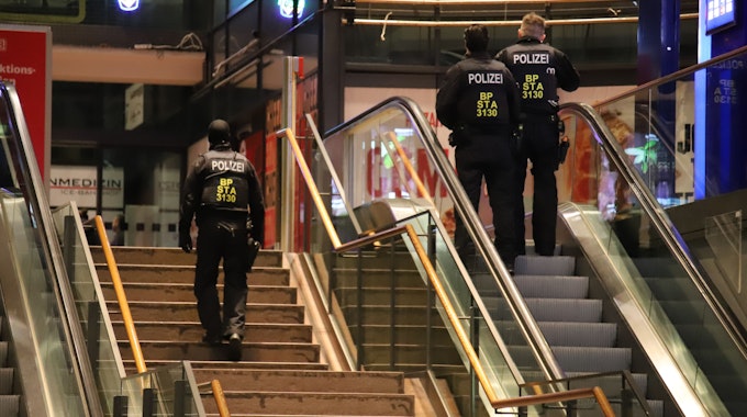 Bundespolizisten sind im Siegburger Bahnhof unterwegs.