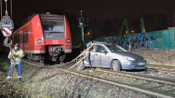 Ein Regionalzug hat in Bocklemünd ein Auto gerammt