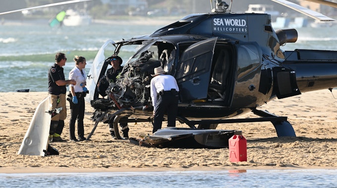 Mitarbeiter der Polizei, der Feuerwehr und des Rettungsdienstes, hier im Januar 2023, inspizieren einen Sea-World-Hubschrauber am Ort einer Hubschrauber-Kollision in der Nähe von Seaworld. An der australischen Gold Coast sind zwei Hubschrauber in der Luft kollidiert.&nbsp;