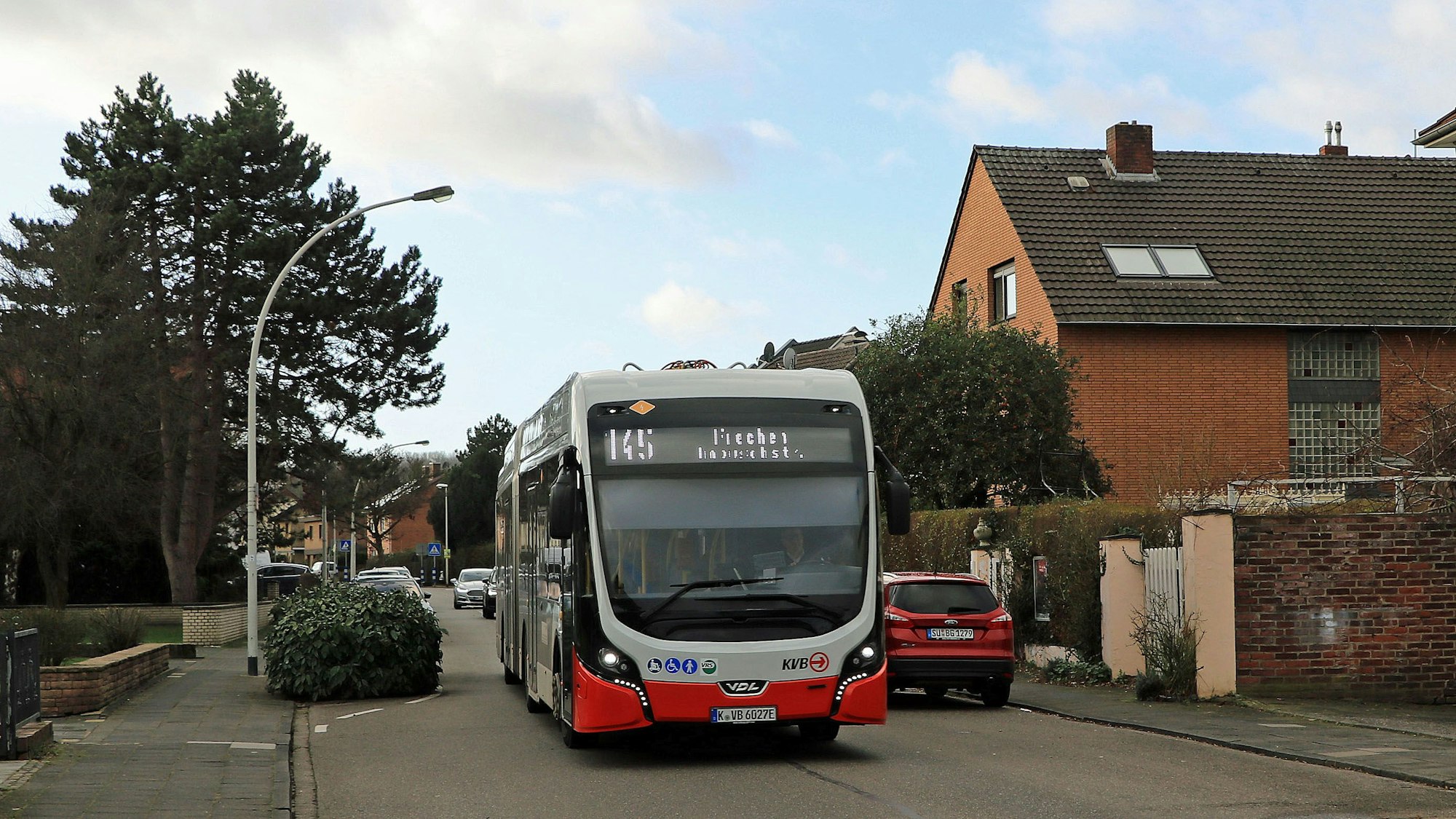 Das Foto zeigt die Buslinie 145 der KVB. Sie fährt wieder durch das Unterdorf von Frechen-Bachem.