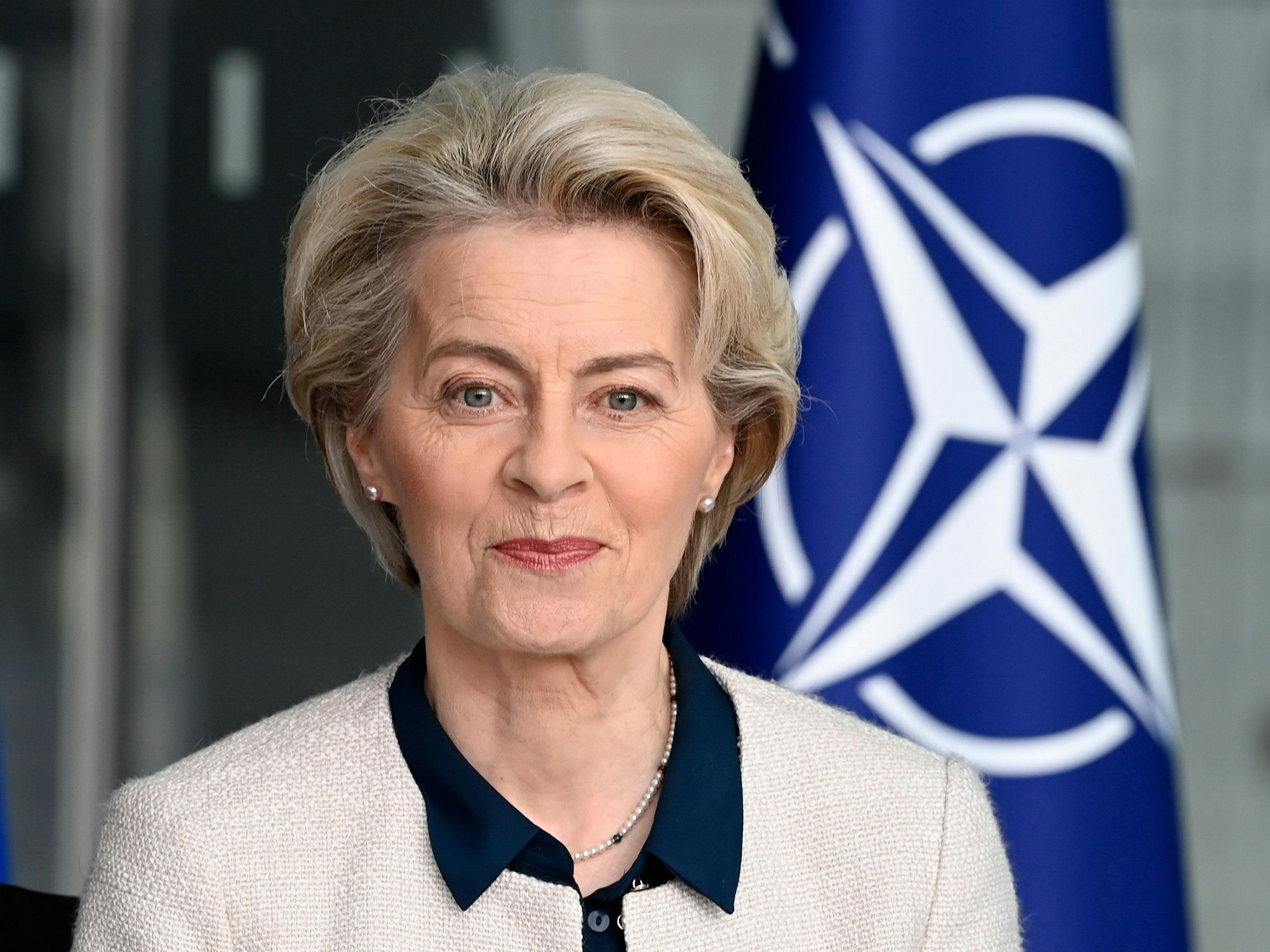 Die ehemalige Verteidigungsministerin Ursula von der Leyen (CDU), lächelt nach der Unterzeichnung einer gemeinsamen Erklärung zur Zusammenarbeit in strategischen Bereichen zwischen der NATO und der EU im NATO-Hauptquartier in Brüssel im Januar 2023 in die Kamera. Amtszeit: 17. Dezember 2013 bis 17. Juli 2019.