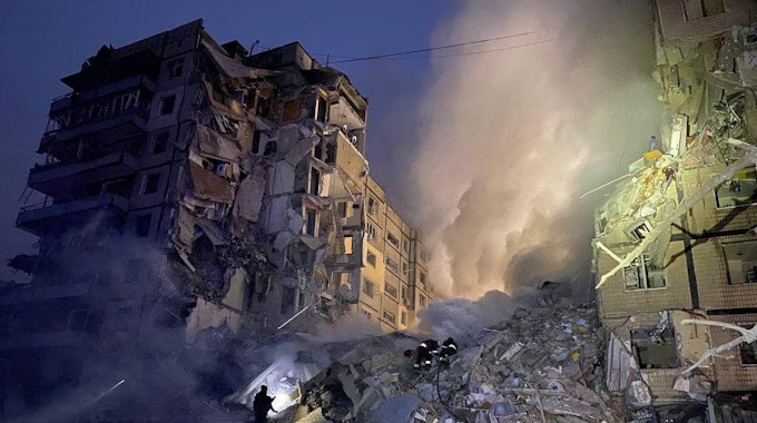 Ein Bild der Verwüstung zeigte sich Helfern nach dem Einschlag einer Rakete in einem Wohnhaus in Dnipro. Mindestens 40 Zivilisten verloren bei dem Angriff ihr Leben.