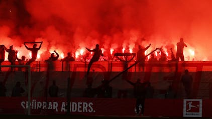 Fans des 1.FC Köln brennen beim Spiel gegen Bayer Leverkusen auf der Südtribüne in Köln Pyrotechnik ab.








