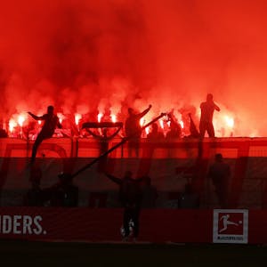 FC-Ultras zündeten beim Hinrundenspiel gegen Bayer Leverkusen im November 2022 Pyrotechnik auf der Kölner Südtribüner ab.








